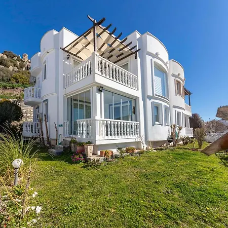Invigorating Villa With Impressive Sea View In Yalikavak, Bodrum Appartamento *